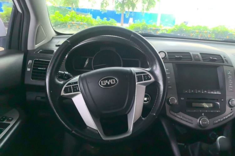 Used BYD S6 2014 2.0L Manual Luxury 5-Seater Steering Wheel
