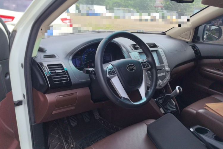 Used BYD S6 2014 2.0L Manual Luxury 5-Seater Steering Wheel