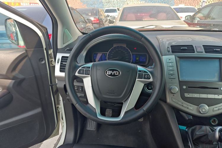 Used BYD S6 2014 2.0L Manual Luxury 5-Seater Steering Wheel