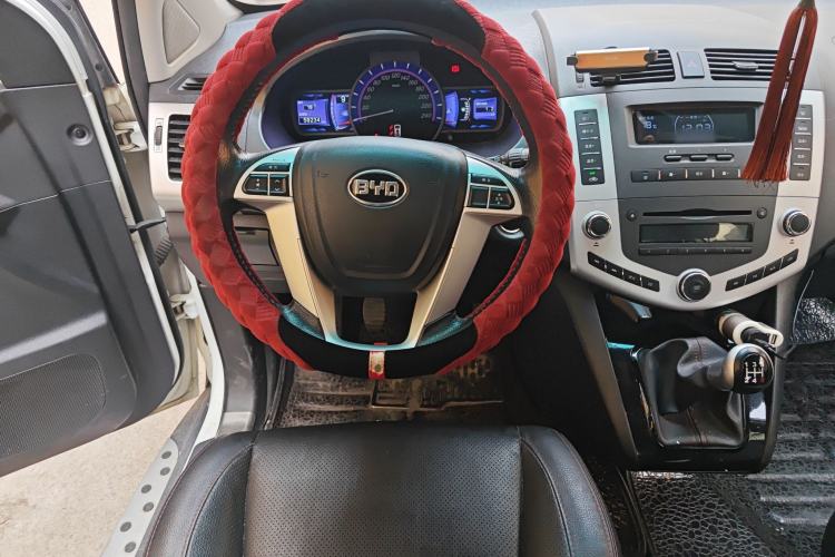 Used BYD S6 2014 2.0L Manual Luxury 5-Seater Steering Wheel