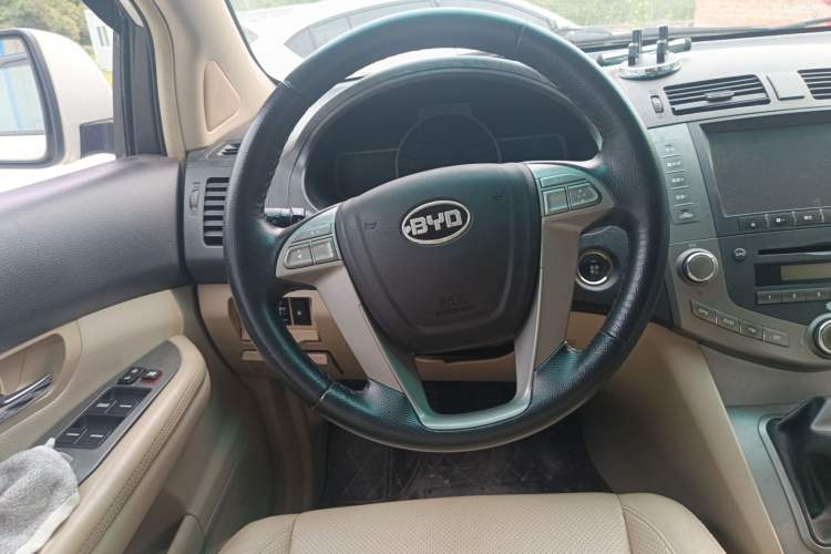 Used BYD S6 2014 2.0L Manual Luxury 5-Seater Steering Wheel
