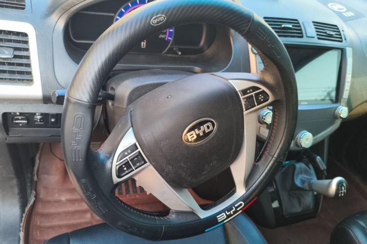 Used BYD S6 2014 2.0L Manual Luxury 5-Seater Steering Wheel