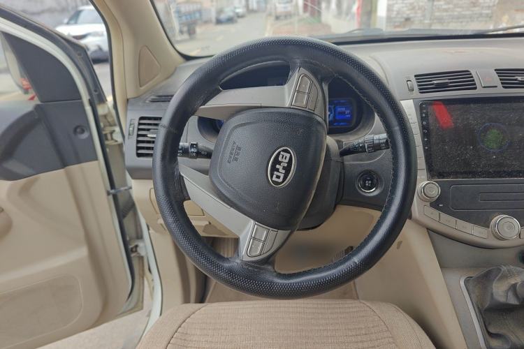 Used BYD S6 2014 2.0L Manual Luxury 5-Seater Steering Wheel