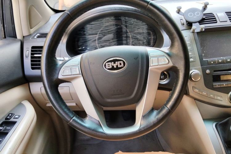 Used BYD S6 2014 2.0L Manual Luxury 5-Seater Steering Wheel