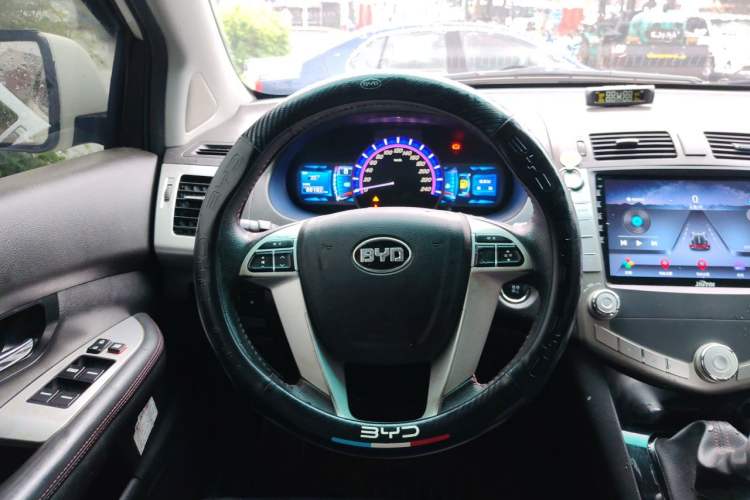 Used BYD S6 2014 2.0L Manual Luxury 5-Seater Steering Wheel