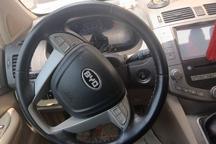 Used BYD S6 2014 2.0L Manual Luxury 5-Seater Steering Wheel