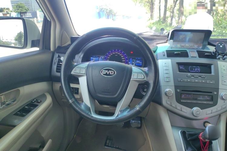 Used BYD S6 2014 2.0L Manual Luxury 5-Seater Steering Wheel