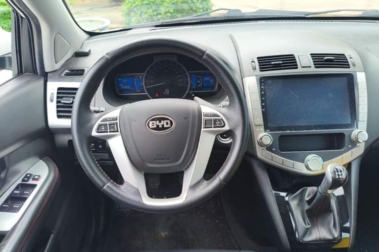 Used BYD S6 2014 2.0L Manual Luxury 5-Seater Steering Wheel