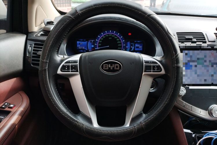 Used BYD S6 2014 2.0L Manual Luxury 5-Seater Steering Wheel