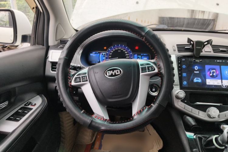 Used BYD S6 2014 2.0L Manual Luxury 5-Seater Steering Wheel