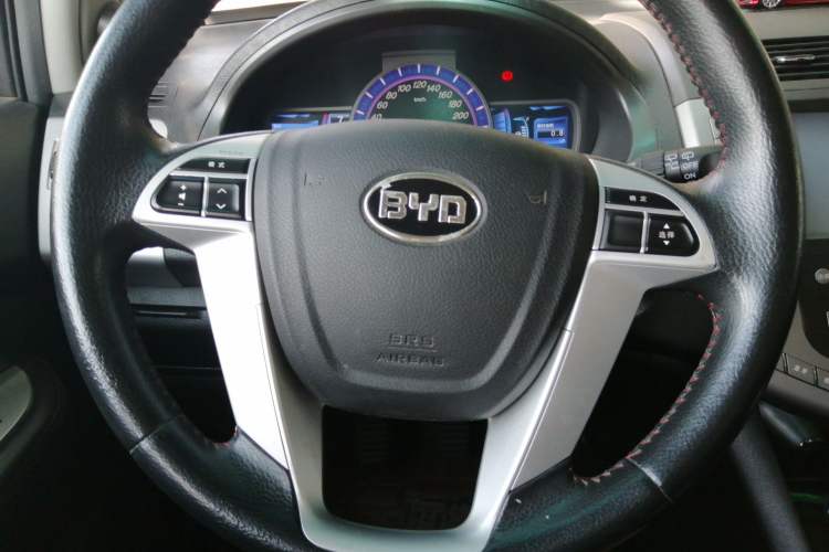 Used BYD S6 2014 2.0L Manual Luxury 5-Seater Steering Wheel