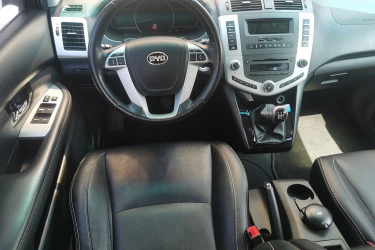 Used BYD S6 2014 2.0L Manual Luxury 5-Seater Steering Wheel
