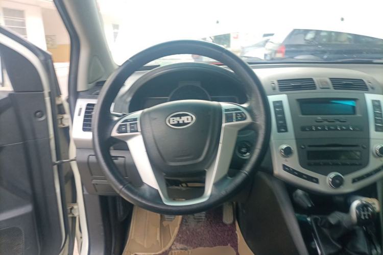 Used BYD S6 2014 2.0L Manual Luxury 5-Seater Steering Wheel