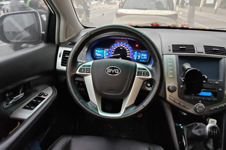 Used BYD S6 2014 2.0L Manual Luxury 5-Seater Steering Wheel