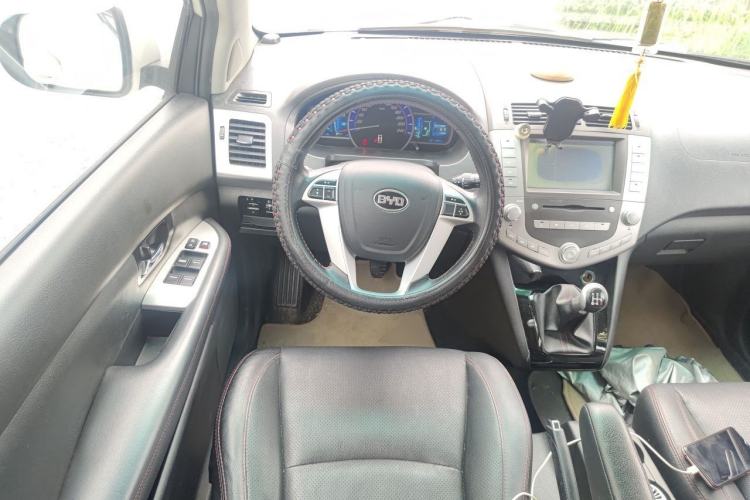 Used BYD S6 2014 2.0L Manual Luxury 5-Seater Steering Wheel