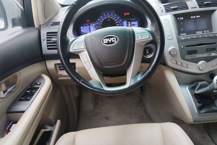 Used BYD S6 2014 2.0L Manual Luxury 5-Seater Steering Wheel