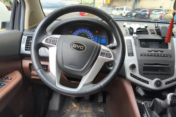 Used BYD S6 2014 2.0L Manual Luxury 5-Seater Steering Wheel