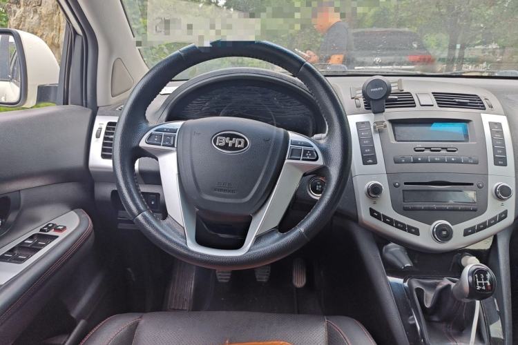 Used BYD S6 2014 2.0L Manual Luxury 5-Seater Steering Wheel