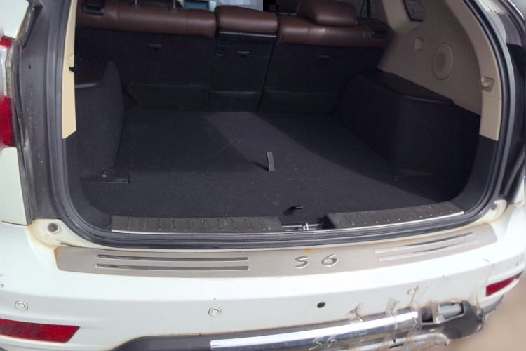 Used BYD S6 2014 2.0L Manual Luxury 5-Seater Trunk