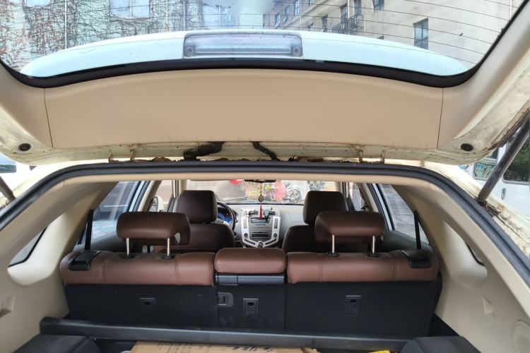 Used BYD S6 2014 2.0L Manual Luxury 5-Seater Trunk