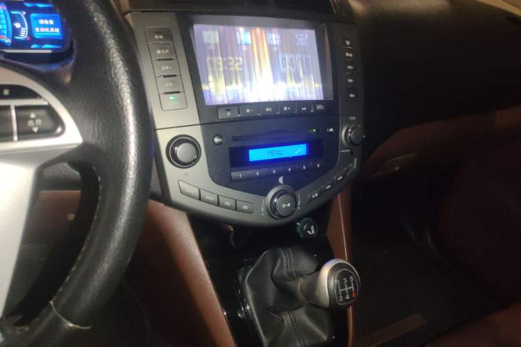 Used BYD S6 2014 2.0L Manual Luxury 5-Seater Audio And AC Panel