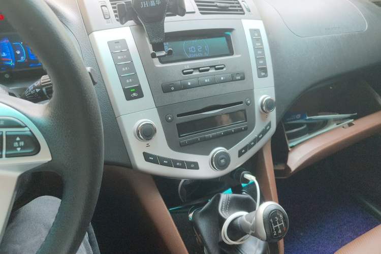 Used BYD S6 2014 2.0L Manual Luxury 5-Seater Audio And AC Panel