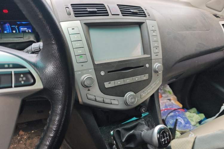 Used BYD S6 2014 2.0L Manual Luxury 5-Seater Audio And AC Panel