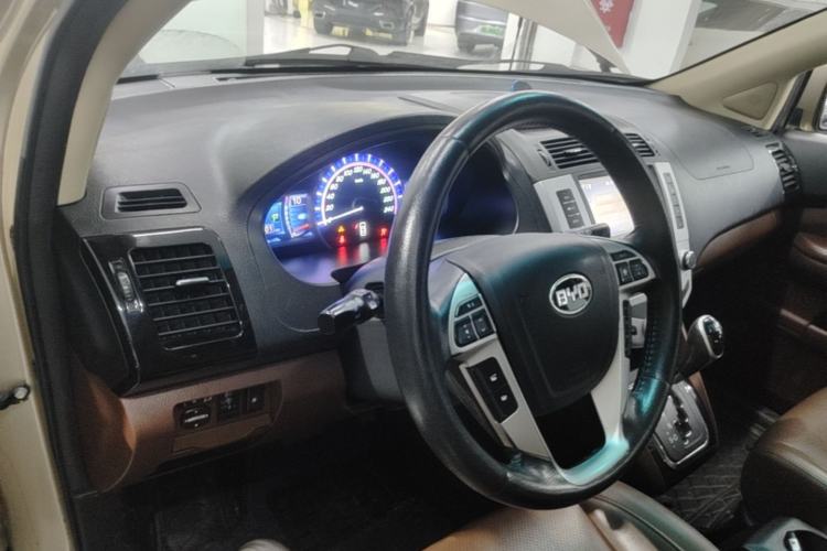 Used BYD S6 2014 2.4L Automatic Prestige 5-Seater Center Console