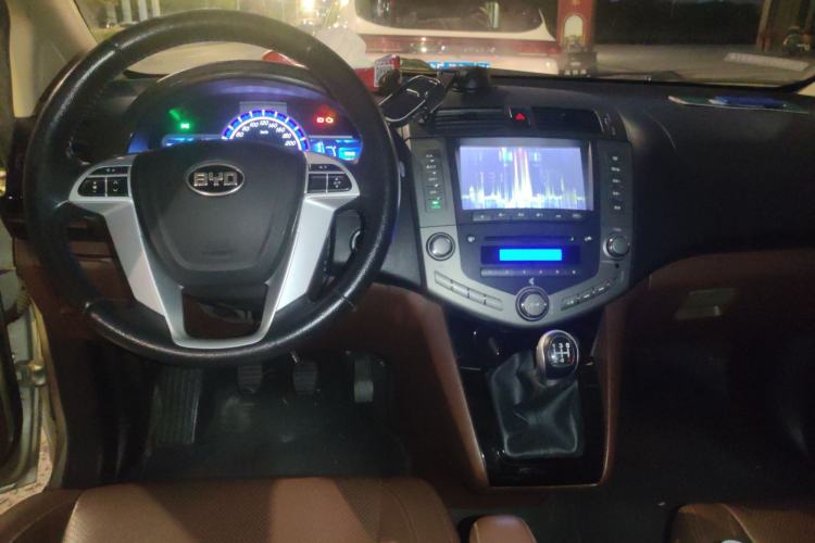 Used BYD S6 2014 2.0L Manual Luxury 5-Seater Center Console