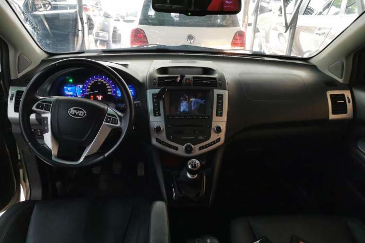Used BYD S6 2014 1.5TI Manual Luxury 5-Seater Center Console