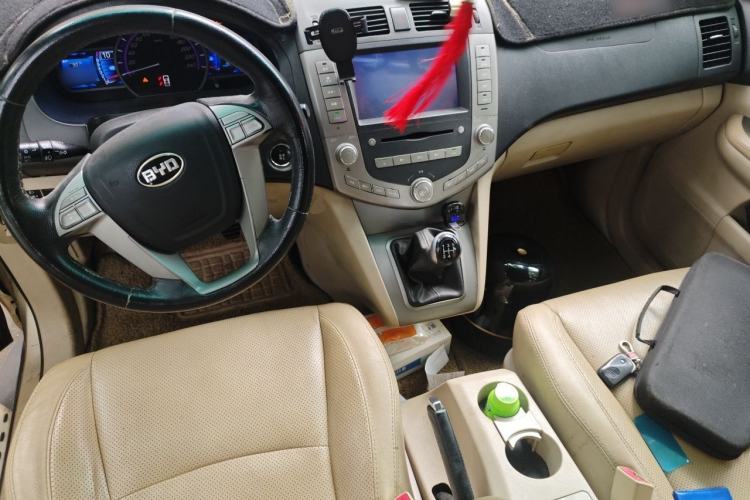 Used BYD S6 2014 2.0L Manual Luxury 5-Seater Center Console
