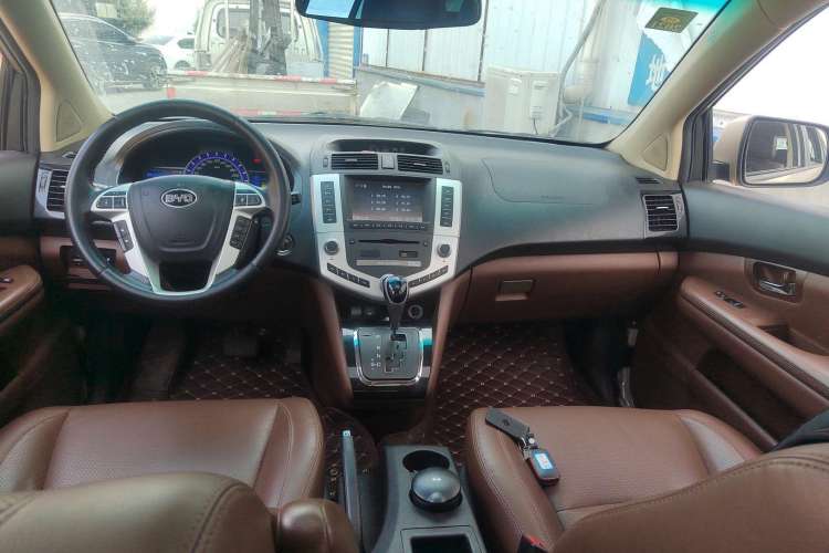 Used BYD S6 2014 2.4L Automatic Prestige 5-Seater Center Console