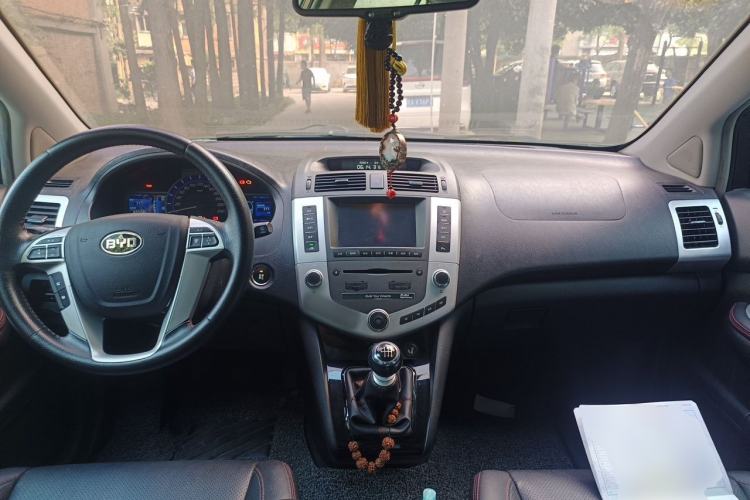 Used BYD S6 2014 1.5TI Manual Luxury 5-Seater Center Console