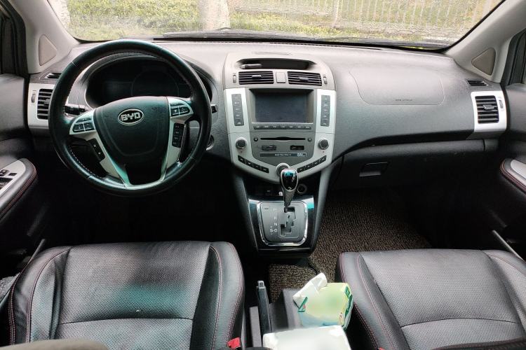 Used BYD S6 2014 2.4L Automatic Prestige 5-Seater Center Console