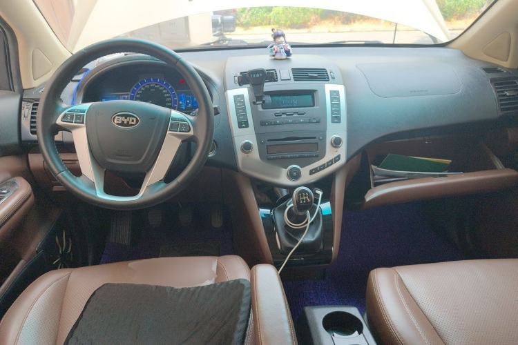 Used BYD S6 2014 2.0L Manual Luxury 5-Seater Center Console