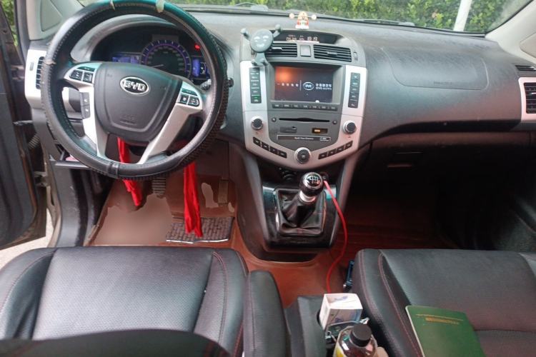 Used BYD S6 2014 1.5TI Manual Luxury 5-Seater Center Console