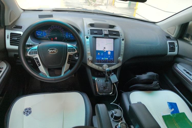 Used BYD S6 2014 2.4L Automatic Prestige 5-Seater Center Console