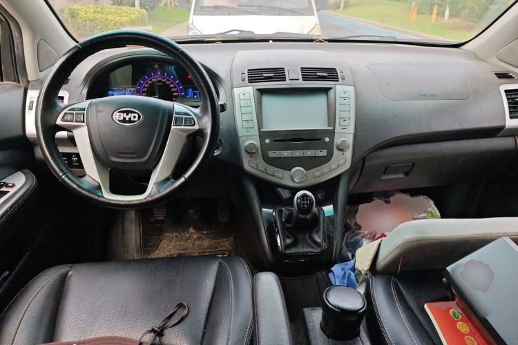 Used BYD S6 2014 2.0L Manual Luxury 5-Seater Center Console