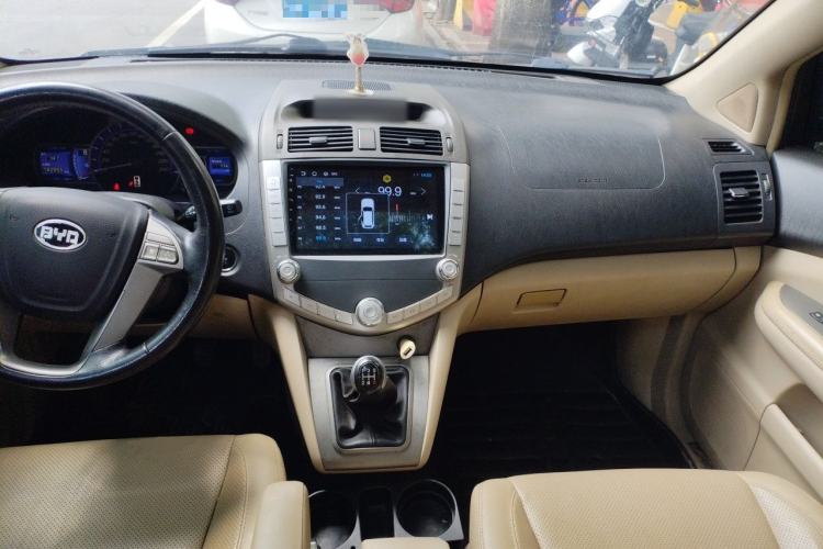 Used BYD S6 2014 2.0L Manual Luxury 5-Seater Center Console