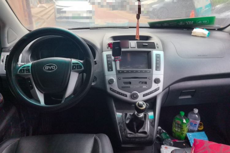Used BYD S6 2014 1.5TI Manual Luxury 5-Seater Center Console