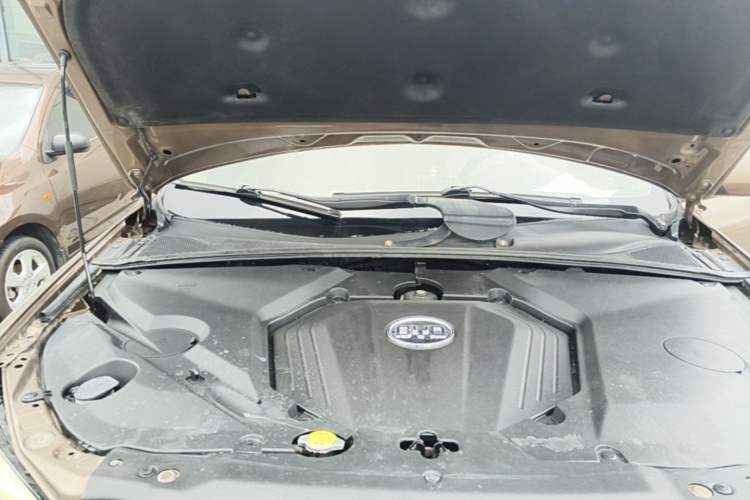 Used BYD S6 2014 2.0L Manual Elite Version 5 Seats Engine Bay