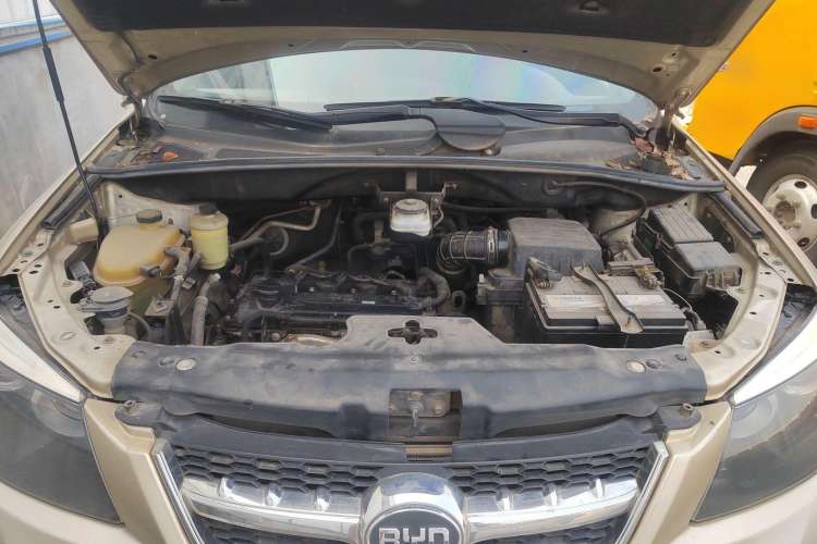 Used BYD S6 2014 2.4L Automatic Prestige 5-Seater Engine Bay