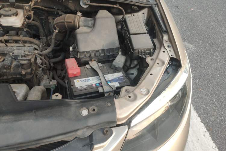 Used BYD S6 2014 2.0L Manual Luxury 5-Seater Engine Bay Left