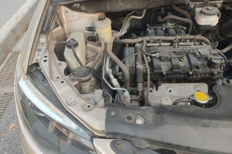 Used BYD S6 2014 2.0L Manual Luxury 5-Seater Engine Bay Right
