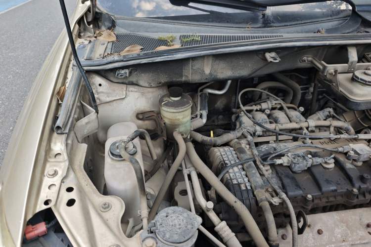 Used BYD S6 2014 2.0L Manual Luxury 5-Seater Engine Bay Right