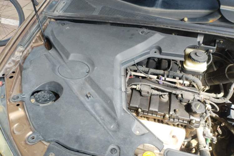 Used BYD S6 2014 2.0L Manual Luxury 5-Seater Engine Bay Right