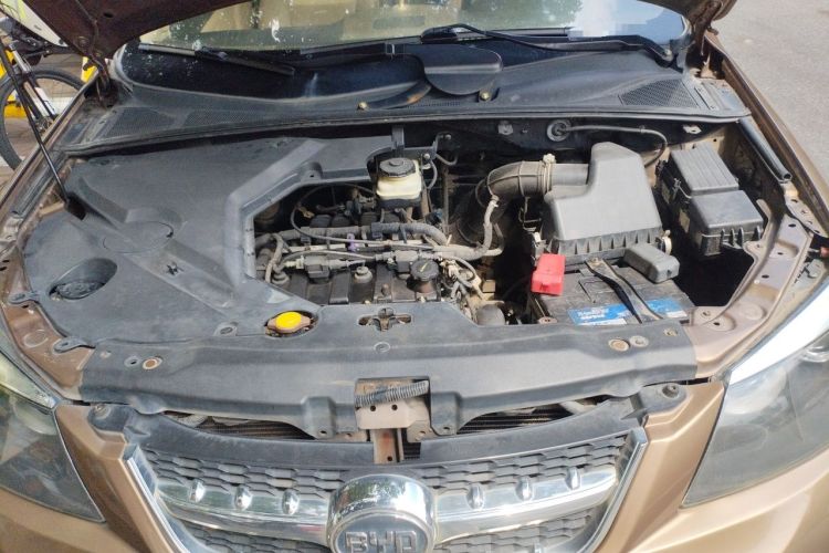 Used BYD S6 2014 2.0L Manual Luxury 5-Seater Engine Bay