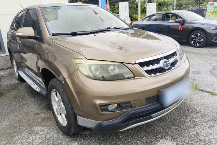 Used BYD S6 2014 2.0L Manual Elite Version 5 Seats Front Right 45 Deg