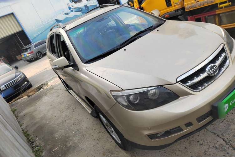 Used BYD S6 2014 2.4L Automatic Prestige 5-Seater Front Right 45 Deg