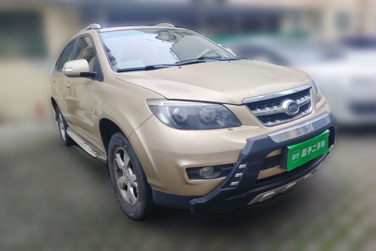 Used BYD S6 2014 2.0L Manual Luxury 5-Seater Front Right 45 Deg